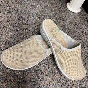 FLY FOT Mules Slip On Tan Shoes Size 8 Womens.